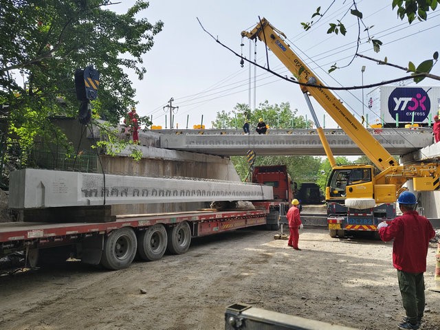 方家村立交通行能力提升工程A匝道桥全幅预制板梁架设完成 (3).jpg